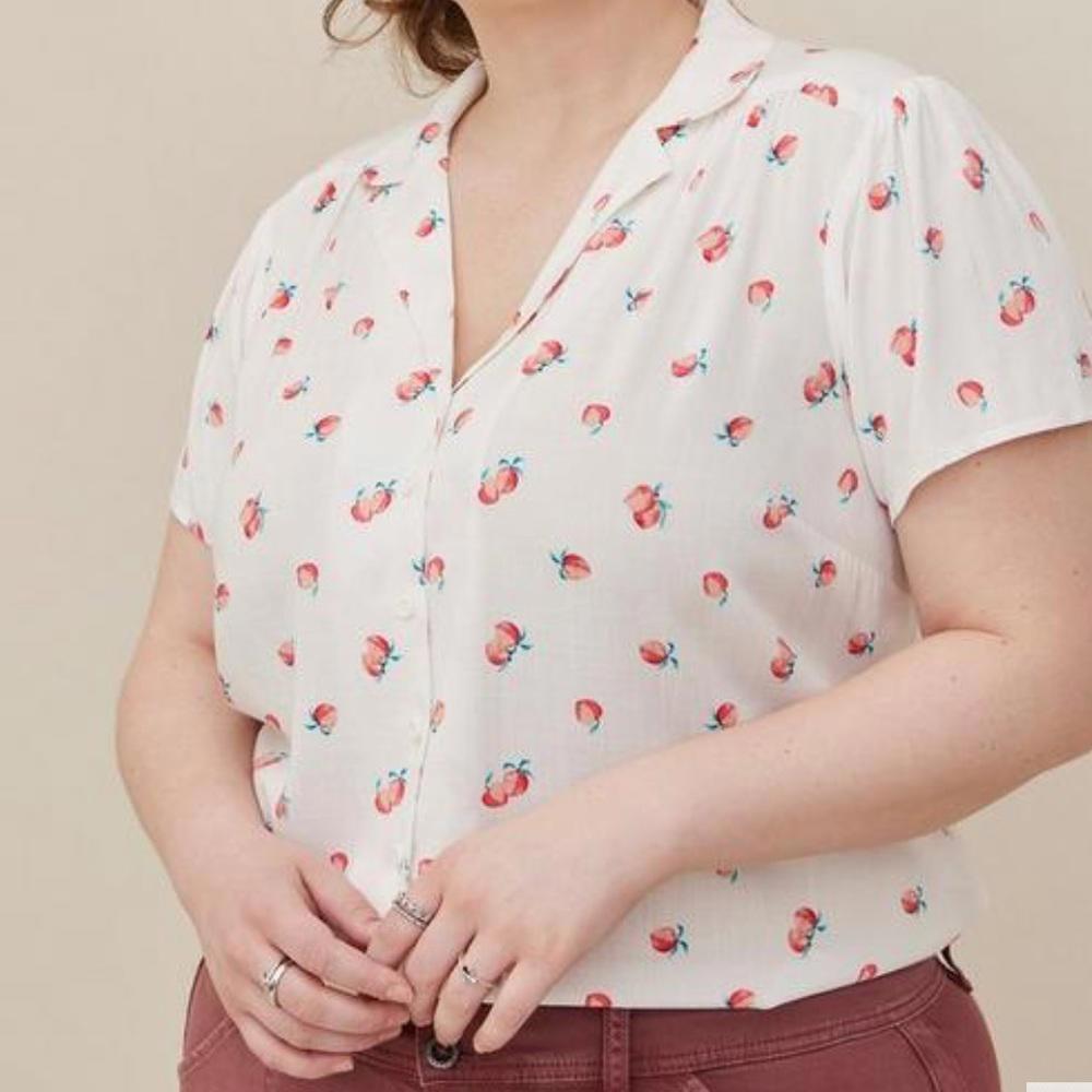 Torrid Button Front‎ Blouse - Textured Stretch Rayon White Peaches Size 1